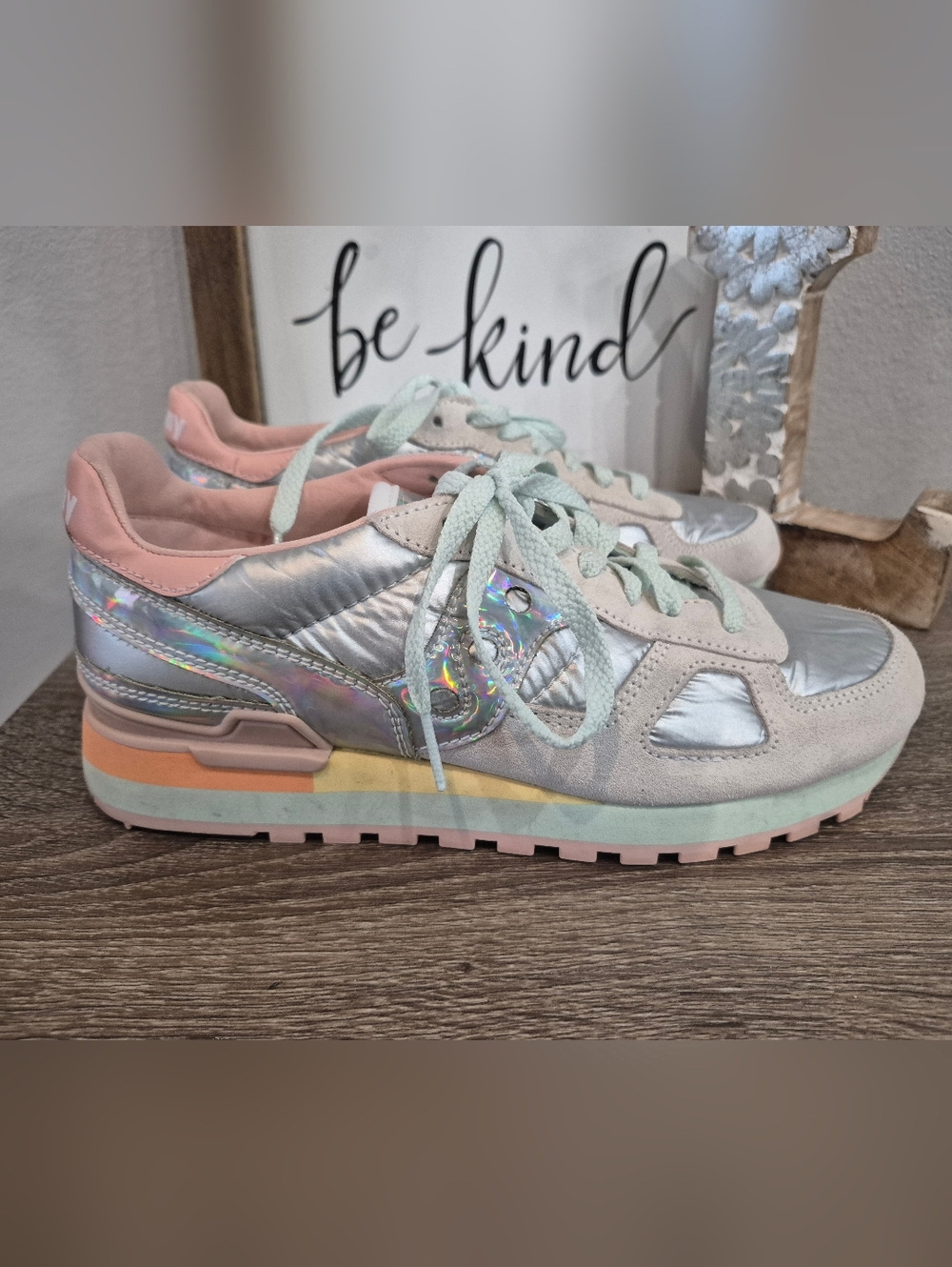 Saucony Women's Grey with Pastel Iridescent & Peach Accent Sneaker Size 8.5 - Picture 3 of 9